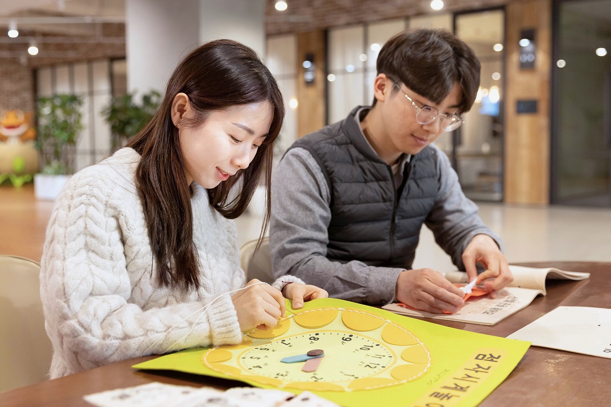 코웨이, 시각장애 아동 위한 교구재 제작 봉사활동 진행