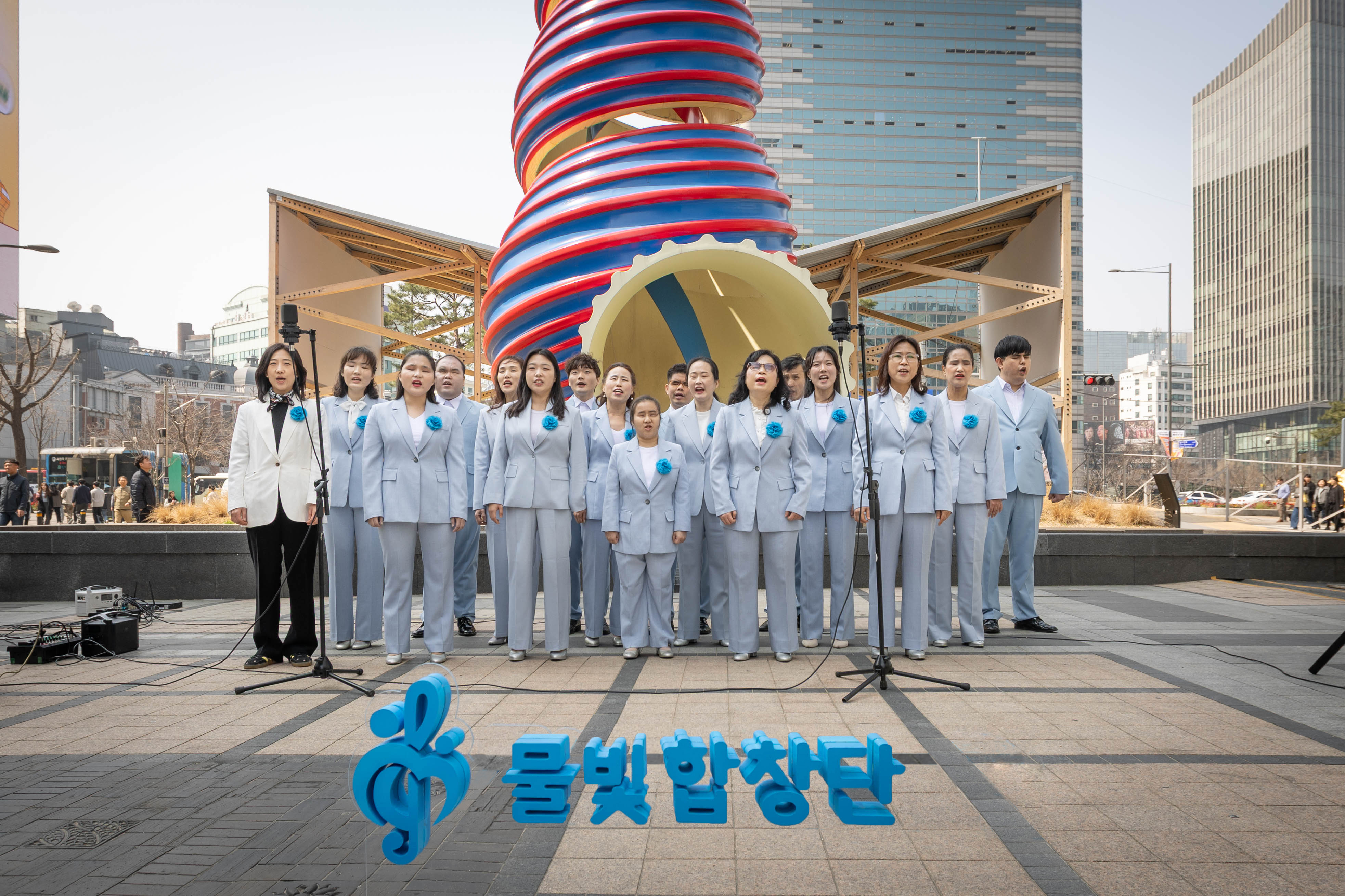 코웨이 물빛합창단이 청계광장에서 봄맞이 버스킹 공연을 진행하고 있다.