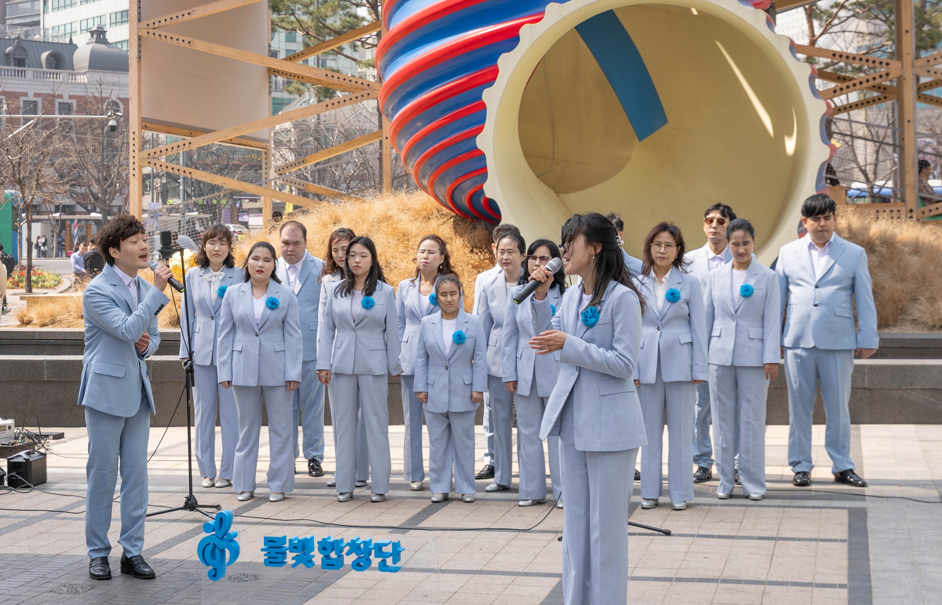 코웨이 물빛합창단이 청계광장에서 봄맞이 버스킹 공연을 진행하고 있다.