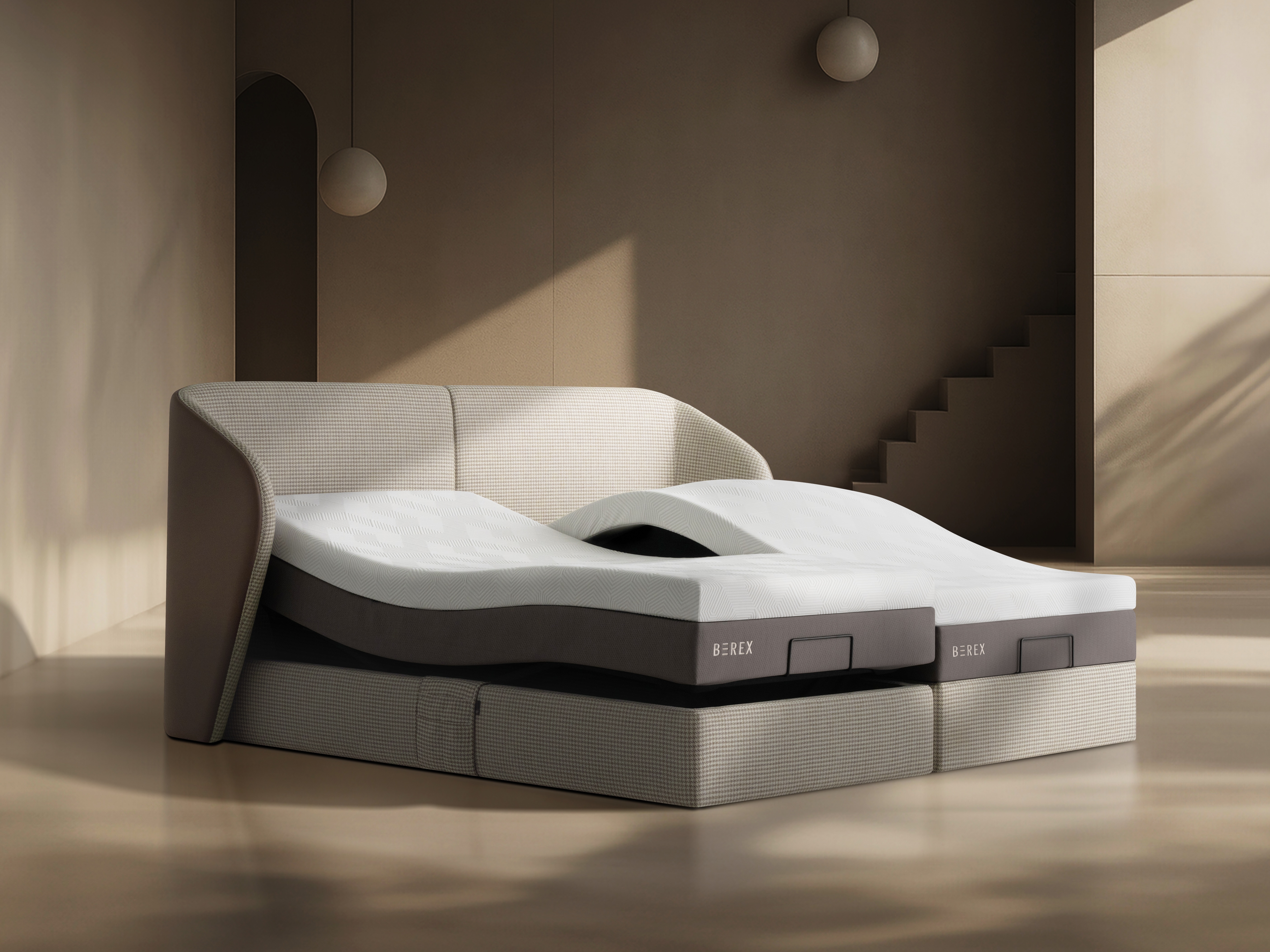 좌측은 머리, 상체, 하체, 다리 등 부위에 따른 디테일한 각도를 조절하는 모션베드 기능이, 우측은 약 700mm까지 허리를 들어 올리는 스트레칭 기능이 작동 중인 '비렉스 R7 스트레칭 모션베드' 트윈형 연출 사진입니다. 수면 전후 근육 이완을 돕는 핵심 기술과 서로 다른 수면 습관에 맞춰 독립적으로 기능을 세팅할 수 있는 차세대 슬립테크 제품의 특징을 직관적으로 보여줍니다.