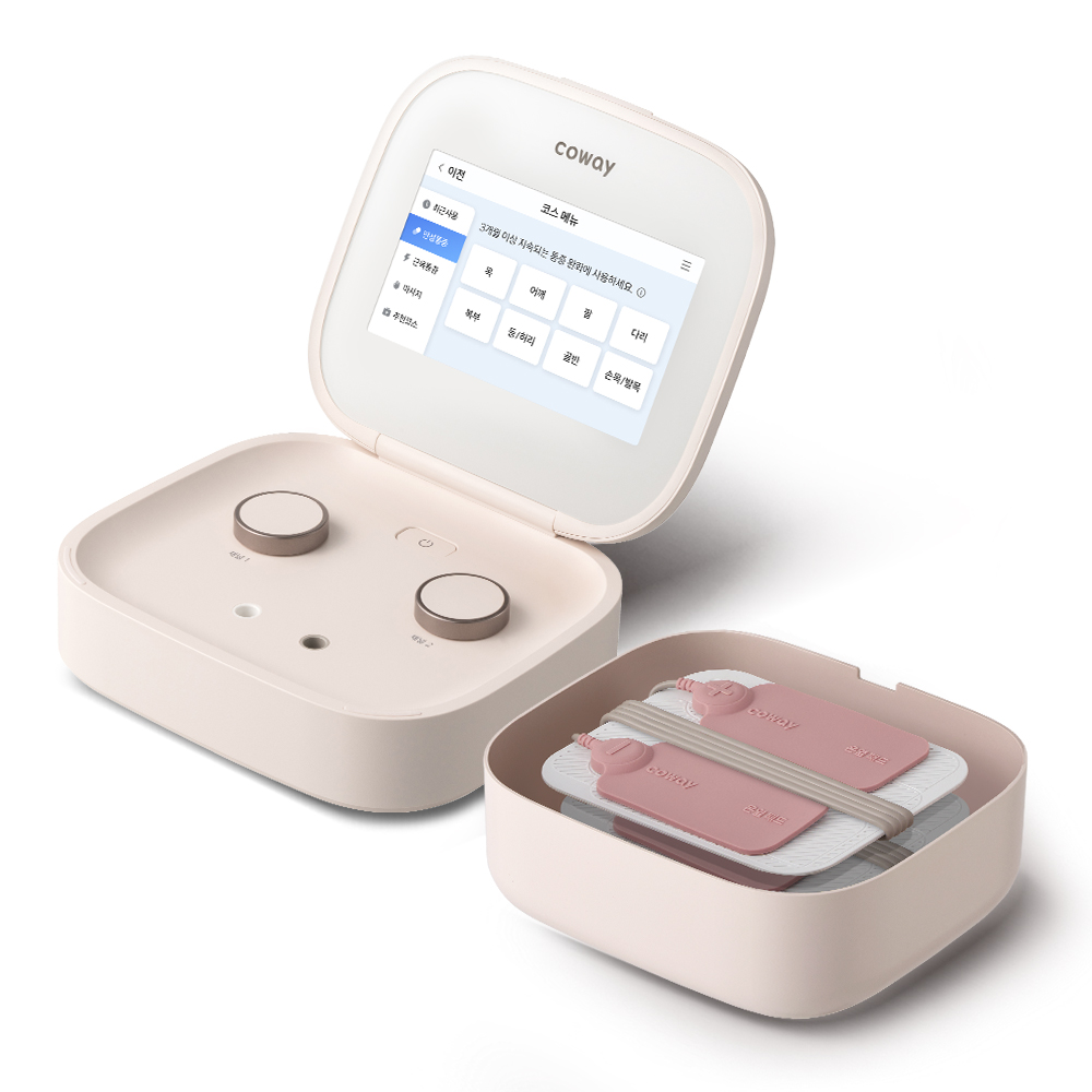 우수한 미니멀 디자인으로 '2026 iF 디자인 어워드' 및 '레드닷 디자인 어워드'를 수상한 개인용 저주파 자극기 '테라솔 P'의 세부 구조 사진입니다. 부위 및 상황별 맞춤 코스를 손쉽게 조작할 수 있는 직관적인 터치 디스플레이와, 사용 후 전극 패드를 깔끔하게 보관할 수 있는 실용적인 일체형 수납 구조를 잘 보여줍니다.