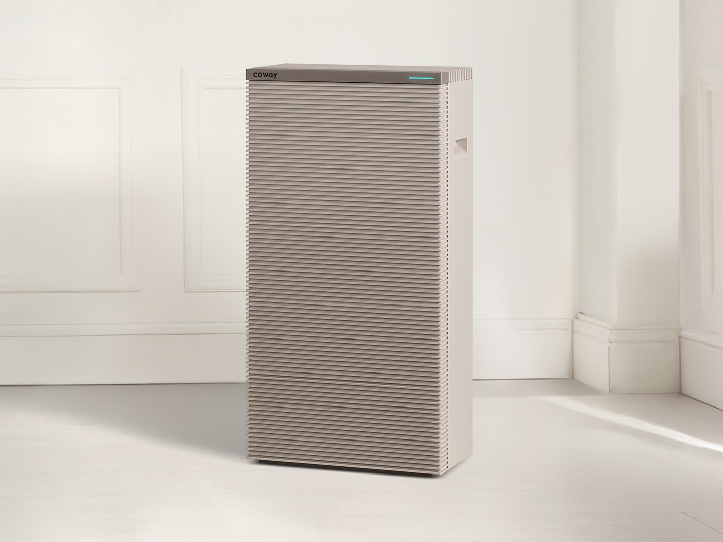 집안에 ‘스퀘어핏 공기청정기’가 놓여있는 사진입니다. 기존 대비 부피 최대 48%, 바닥 면적은 약 30% 줄어들며 공간 효율을 강화했습니다. 0.01μm 극초미세먼지를 99.999% 제거하며 에어매칭필터가 탑재되어 사용 환경에 따라 최적의 필터를 선택할 수 있습니다. 자동 풍량 조절, 초절전 에코모드, 저소음 취침모드 기능이 탑재되었으며, 위생 관리 편의성을 높이기 위해 정전기 방지 소재를 적용하고 토출부 및 프리필터는 분리 세척이 가능하도록 설계했습니다.