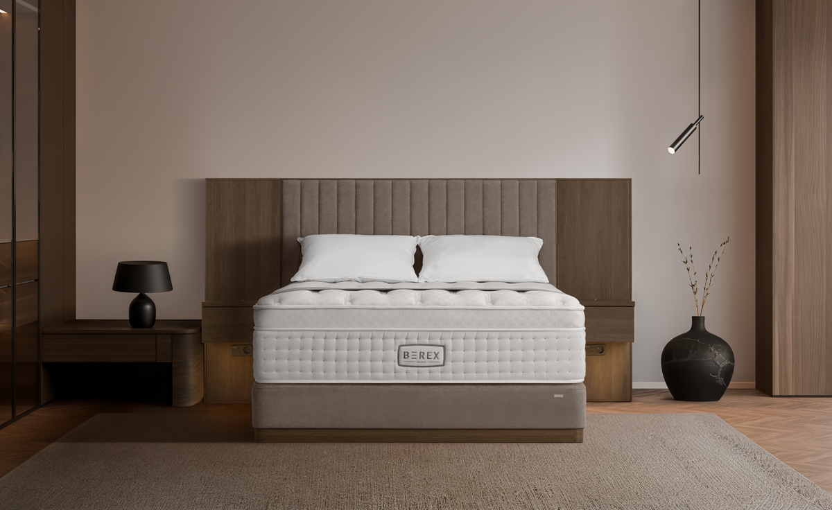 애쉬 브라운 컬러의 비렉스 스위트 호텔 프레임에 양옆 우드 패널을 조합한 ‘듀얼 패널’ 구성 사진입니다. 세로 패턴의 헤드보드와 깊이감 있는 컬러의 우드패널이 전체적으로 세련된 분위기를 연출합니다. 투매트리스 구조로 지지력이 뛰어나고 물과 오염에 강한 기능성 패브릭 소재를 적용한 프리미엄 호텔형 침대입니다.